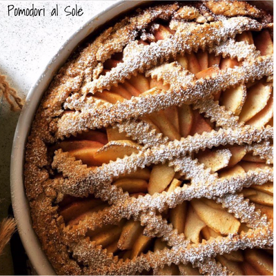 featured image thumbnail for post Crostata con granella di mandorle e mele al Grand Marnier