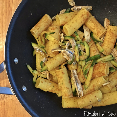 featured image thumbnail for post Rigatoni allo zafferrano con acciughe e zucchine