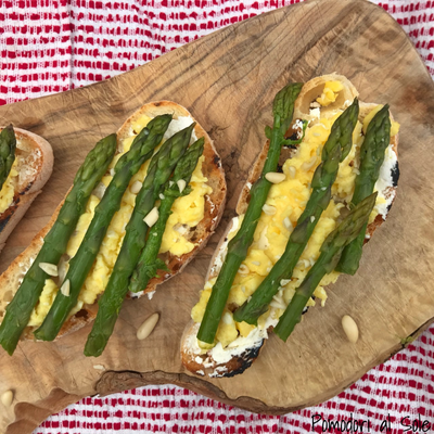 featured image thumbnail for post Bruschette con asparagi, uova strapazzate e pinoli