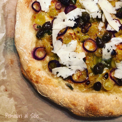 featured image thumbnail for post Pizza all'uva bianca con olive e scaglie di pecorino